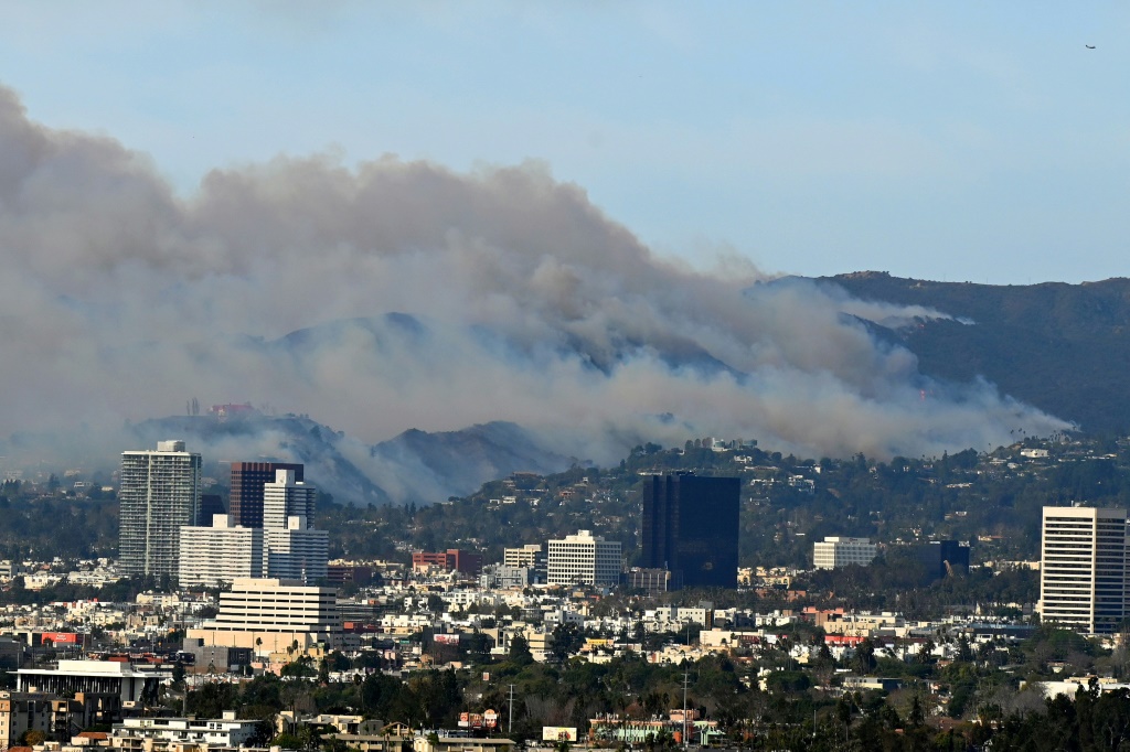 Celebridades fogem de incêndios perto de Los Angeles e Hollywood cancela eventos - SWI swissinfo.ch