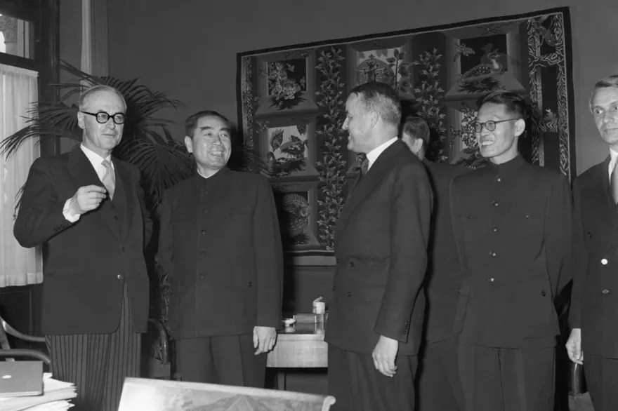 1954 年6 月18 日，在位於瑞士首都伯爾尼的馮·瓦滕維爾宅邸舉行的榮譽晚宴招待會上，出席討論朝鮮問題和印度支那問題的日內瓦會議的中國代表團受到東道主瑞士方的熱情款待。左二為時任中國外交部長周恩來，左三為時任瑞士聯邦委員馬克斯·珀蒂皮埃爾，最右邊為1954-1958 年期間瑞士駐華大使費爾南·伯努利。這是成立不久的中華人民共和國在瑞士的接待下首次與國際社會接觸，也是中國作為五大國之一(與前蘇聯、美國、英國和法國一道)參加的首次大型國際會議。