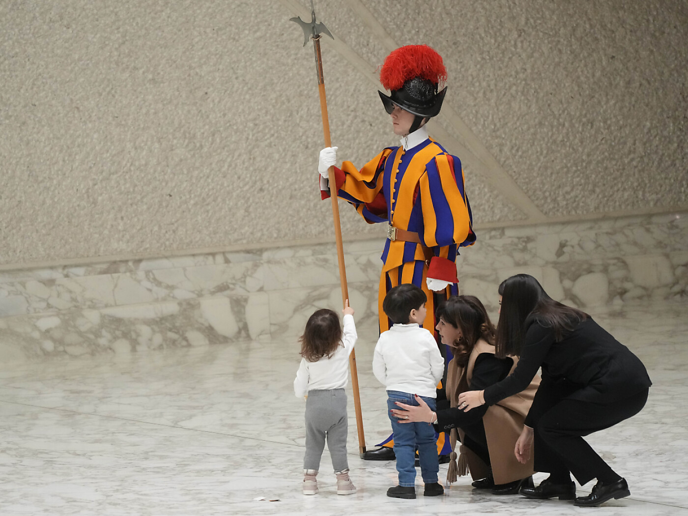 Pope praises Swiss Guards' patience with pilgrims
