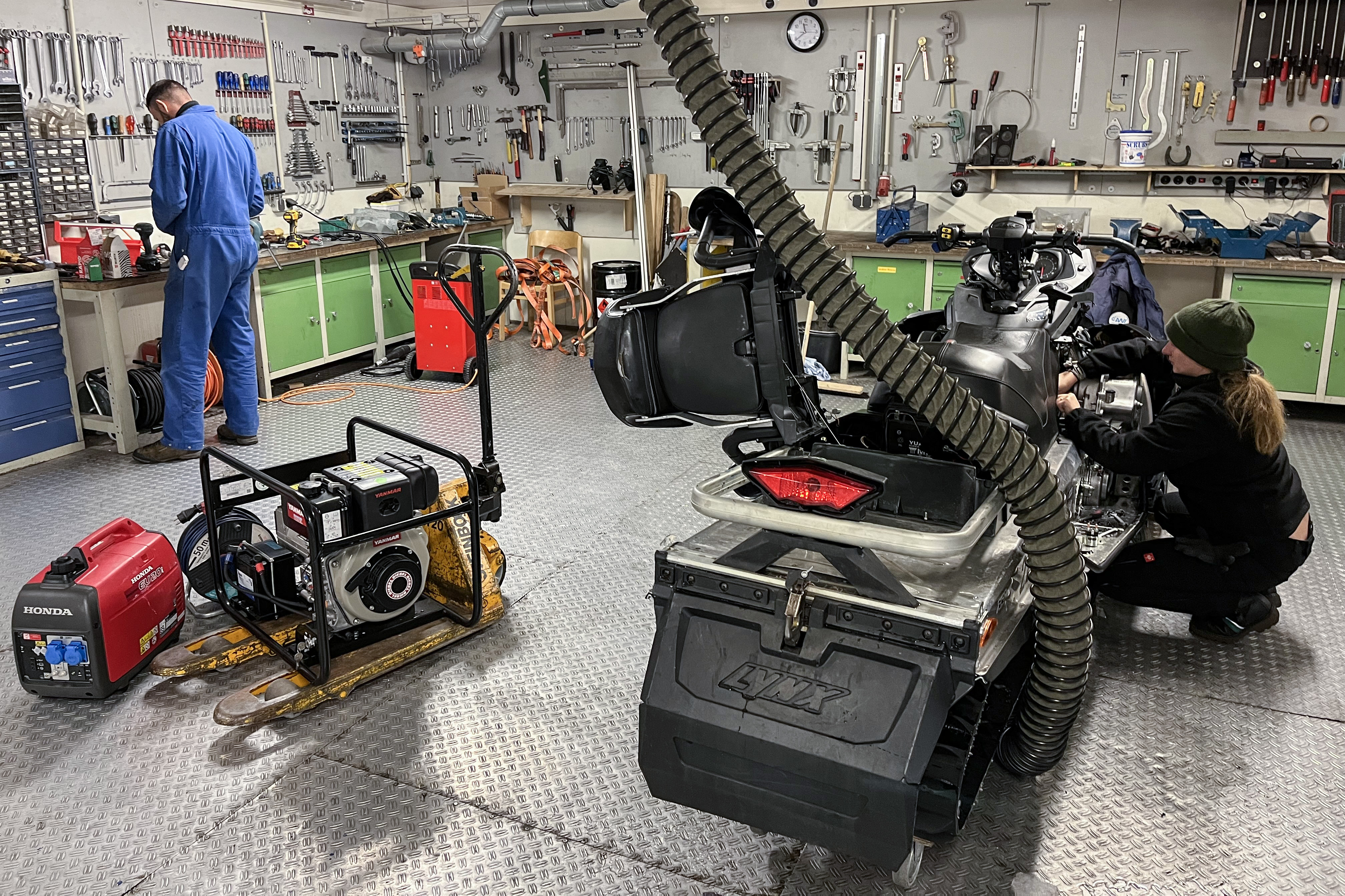 Ein Mann und eine Frau in einer Werkstatt