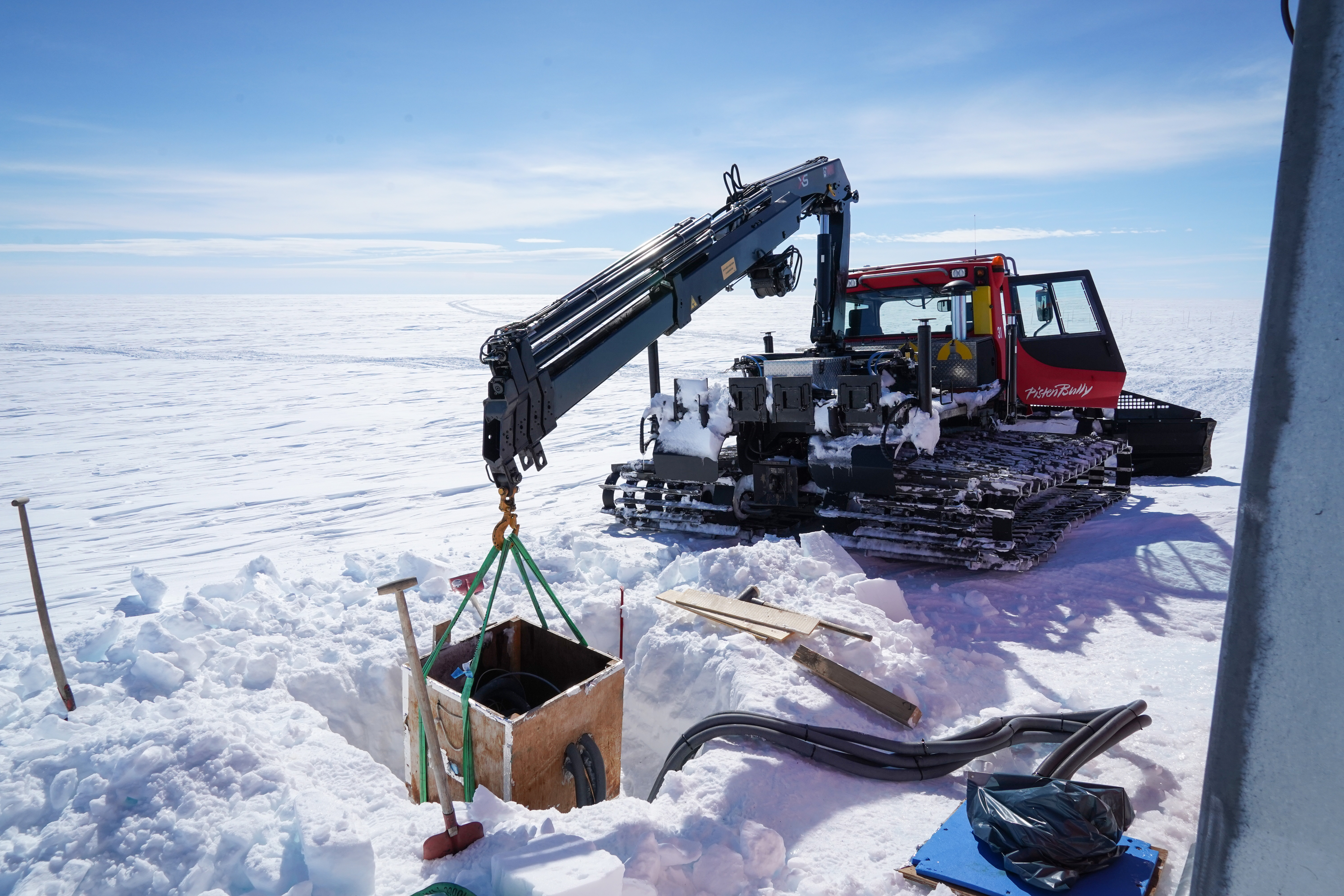 Ein Kettenfahrzeug im Schnee