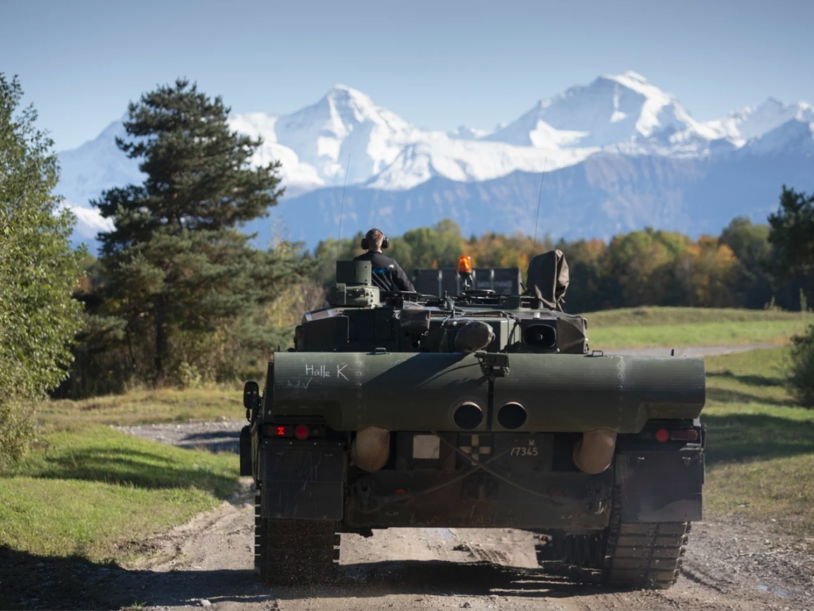 Char d'assaut avec des montagne en arrière-fond