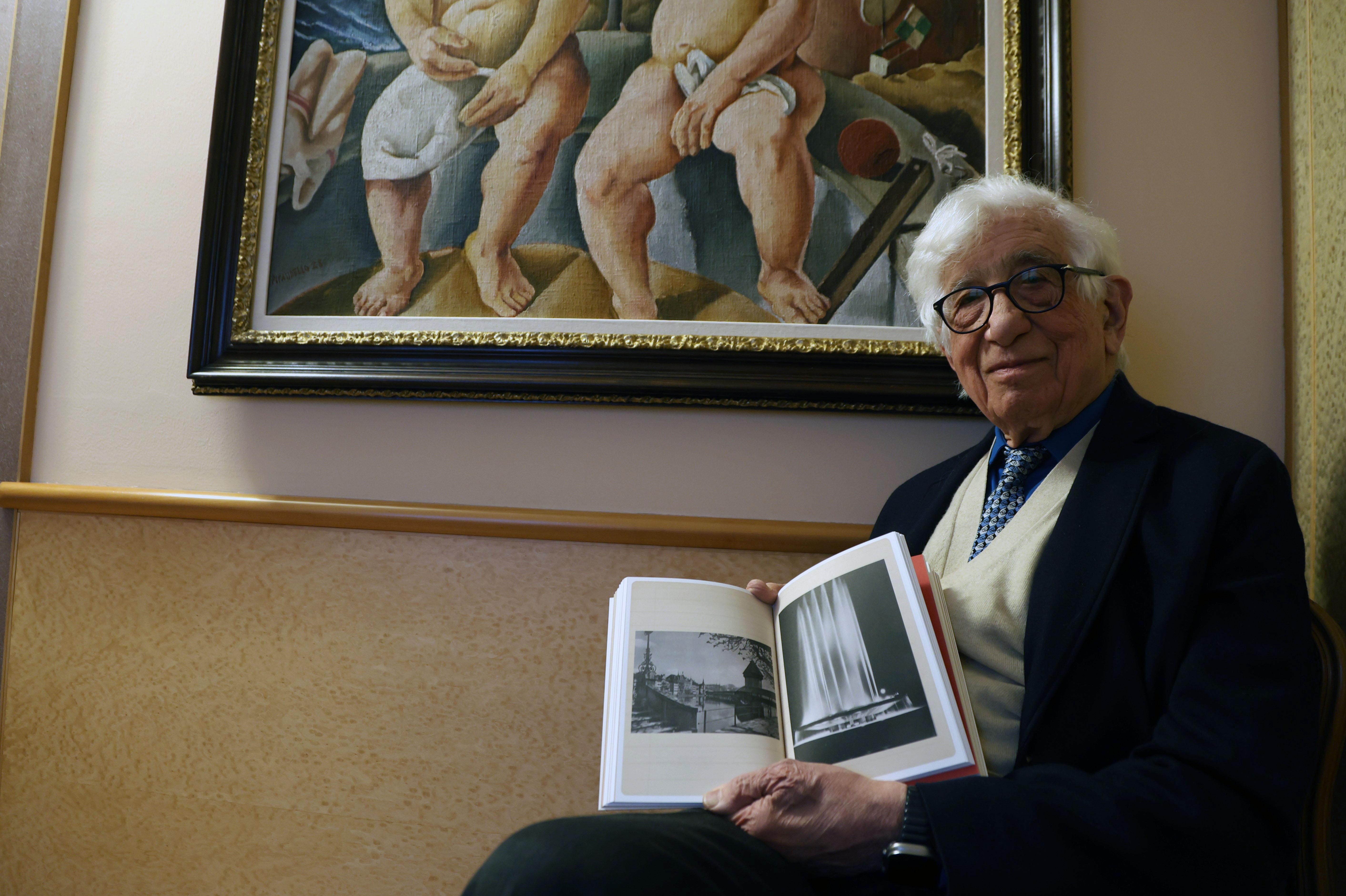 uomo con un libro in mano