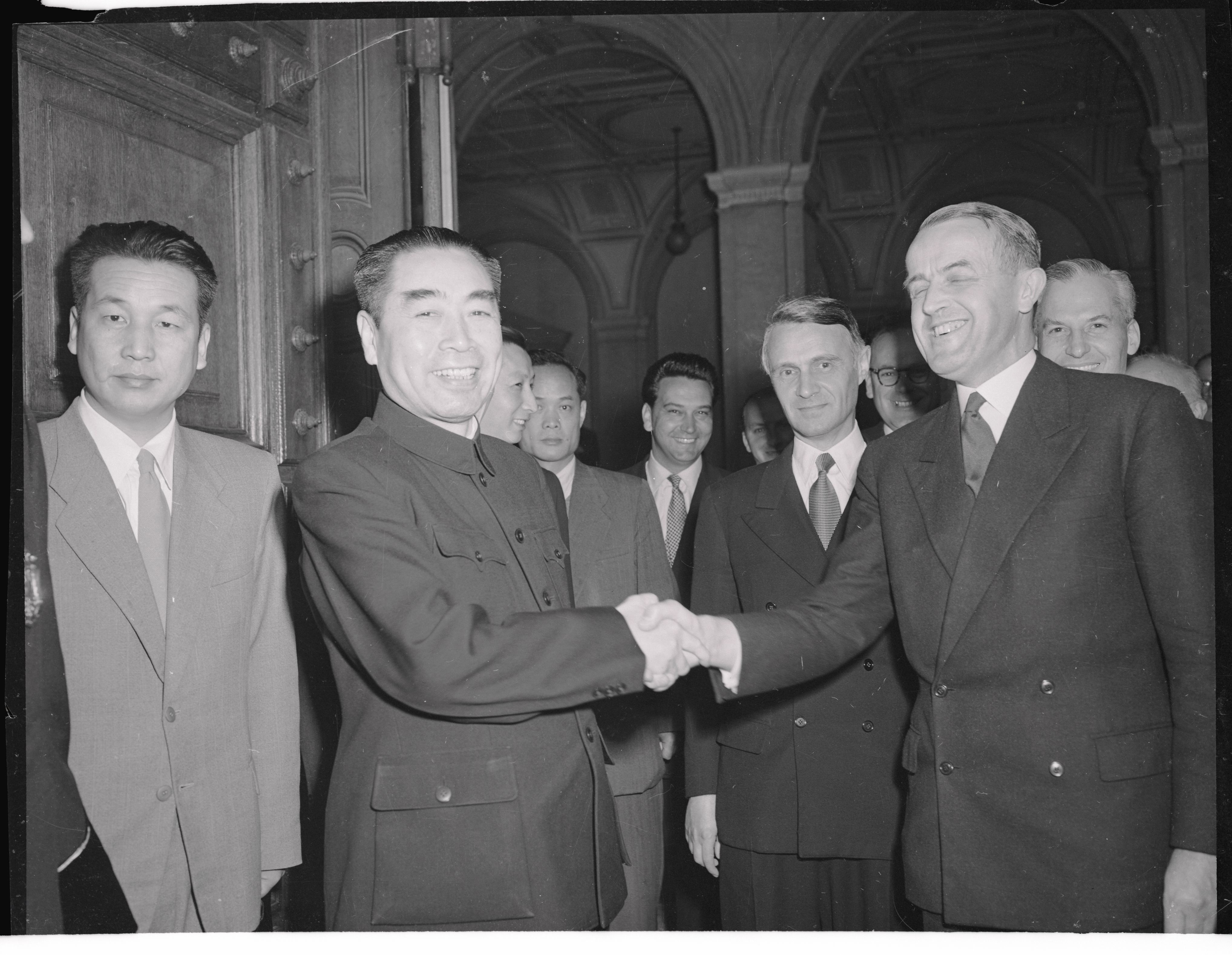 75年前,瑞士成为首批承认新成立的中华人民共和国的西方国家之一。左二为时任中国外交部长周恩来,右二为瑞士外交部长珀蒂皮埃尔先生,拍摄于1954年周恩来访问瑞士期间。