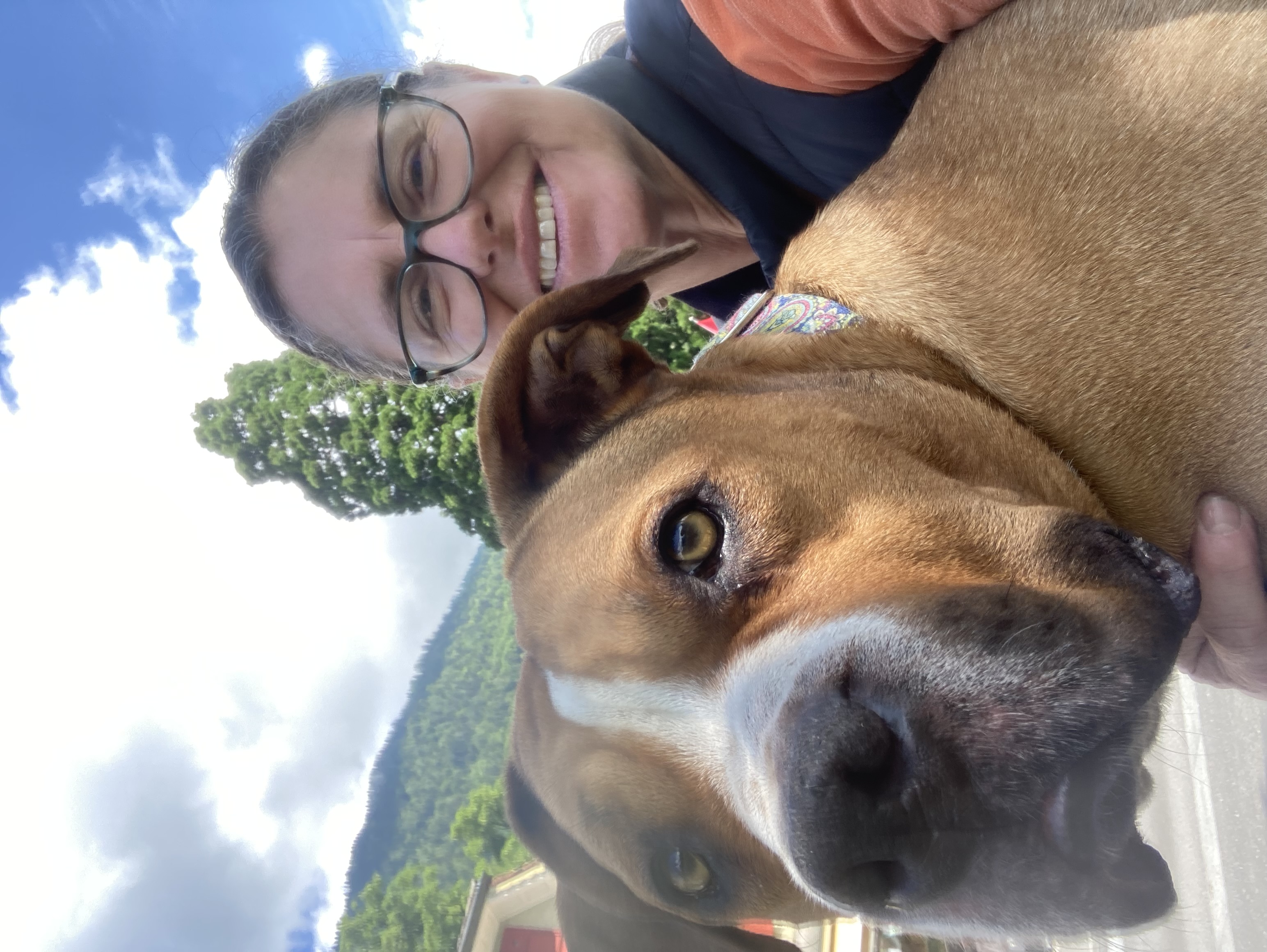 Eine Frau und ein Hund