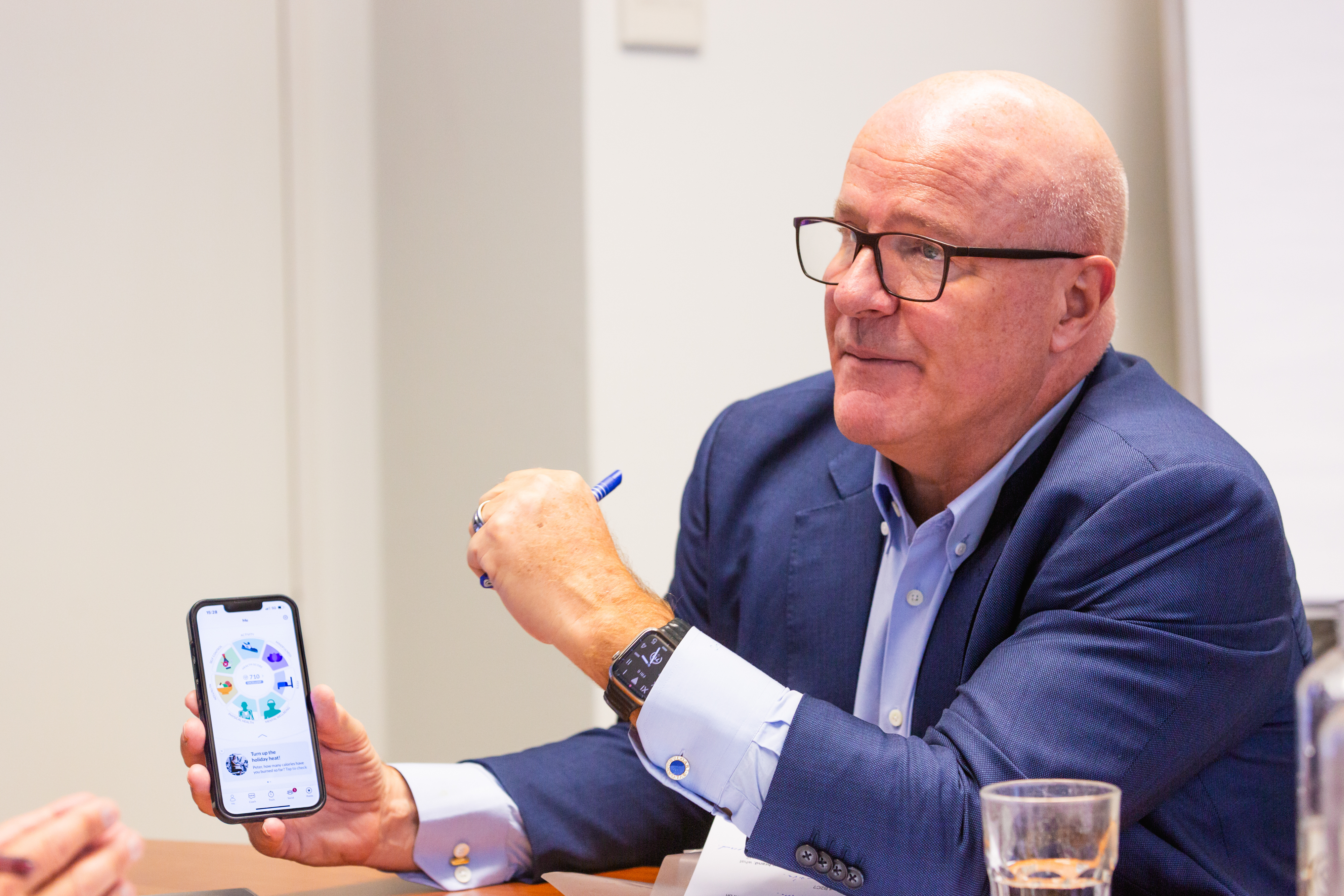 Peter Ohnemus montre la «Roue de la vie» sur un smartphone. Cet outil incite à adopter un mode de vie plus sain.