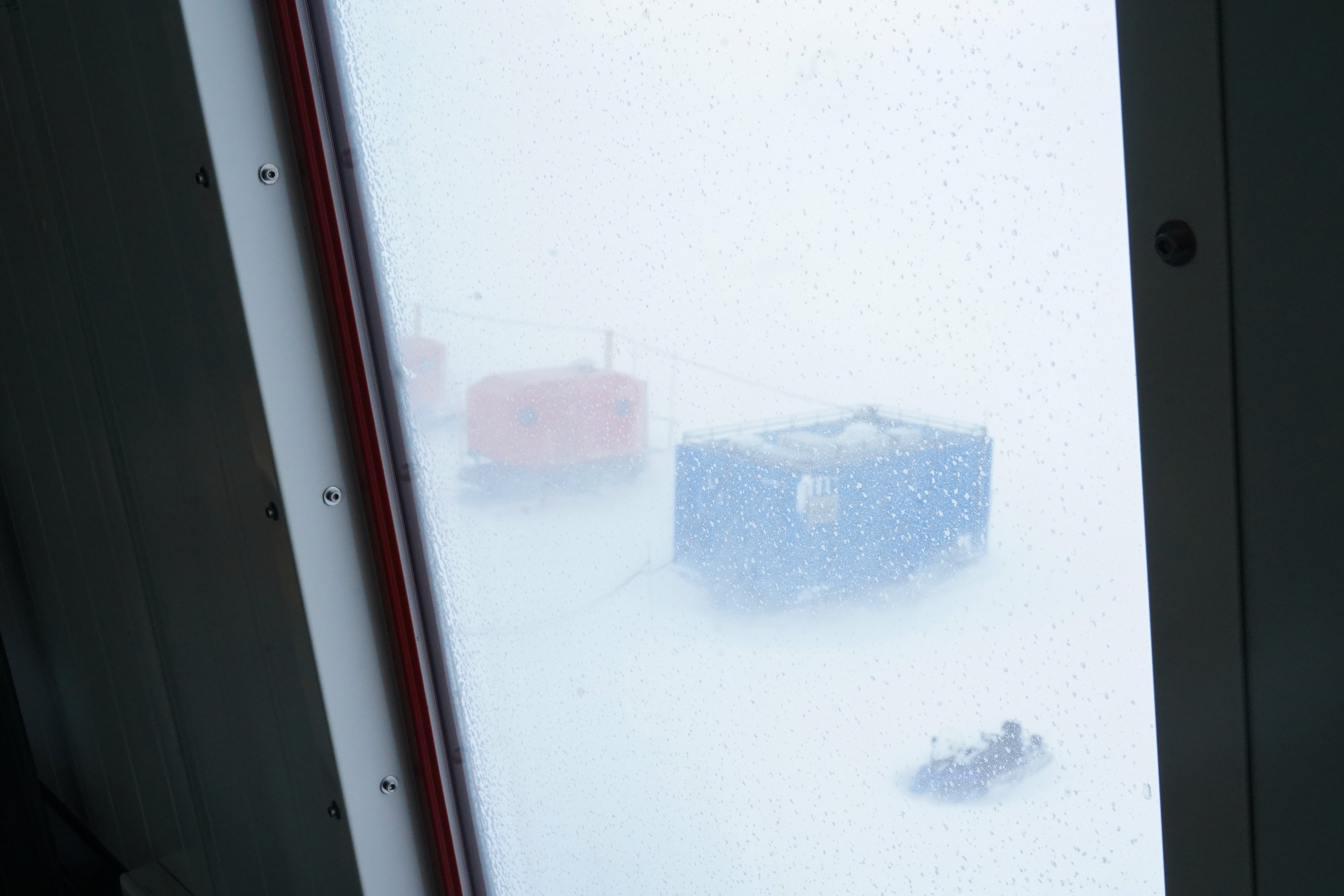 Ein Sturm, durchs Fenster betrachtet