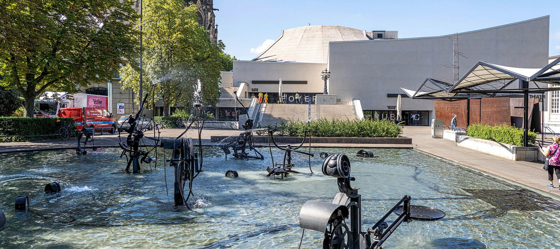 Район Фонтана Тингели (Tinguely-Brunnen) на площади Театрплац (Theaterplatz) в Базеле всегда полон движения и звуков.