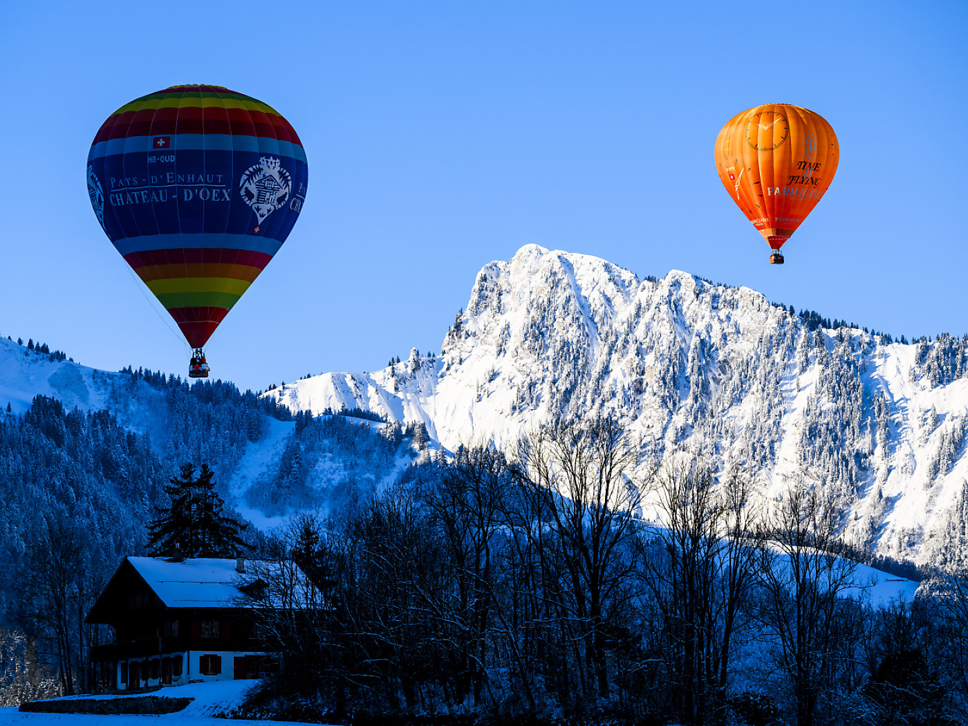 Dozens of hot-air balloons in the sky over Château d'Oex (VD)