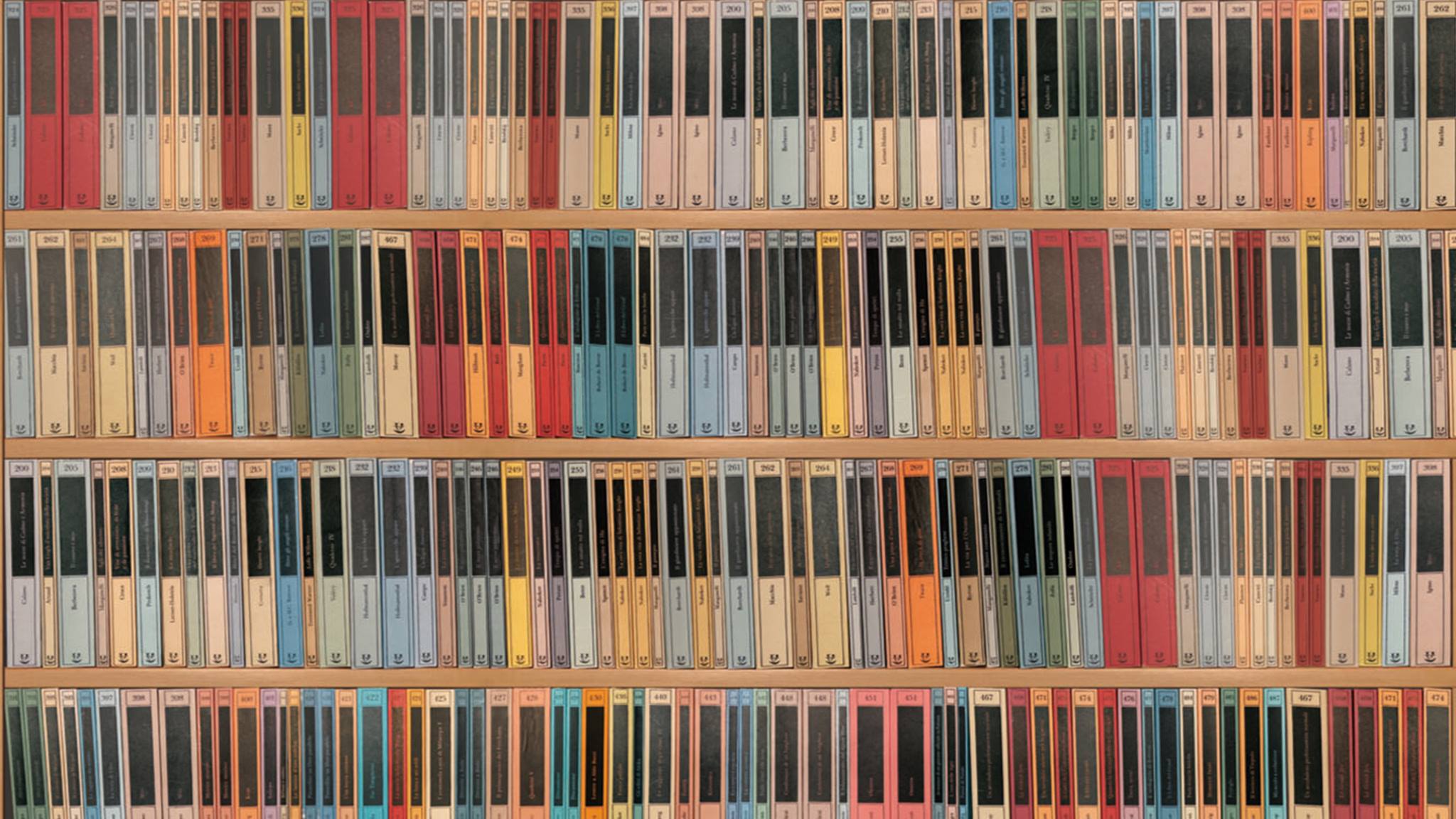Libreria piena di libri adelphi