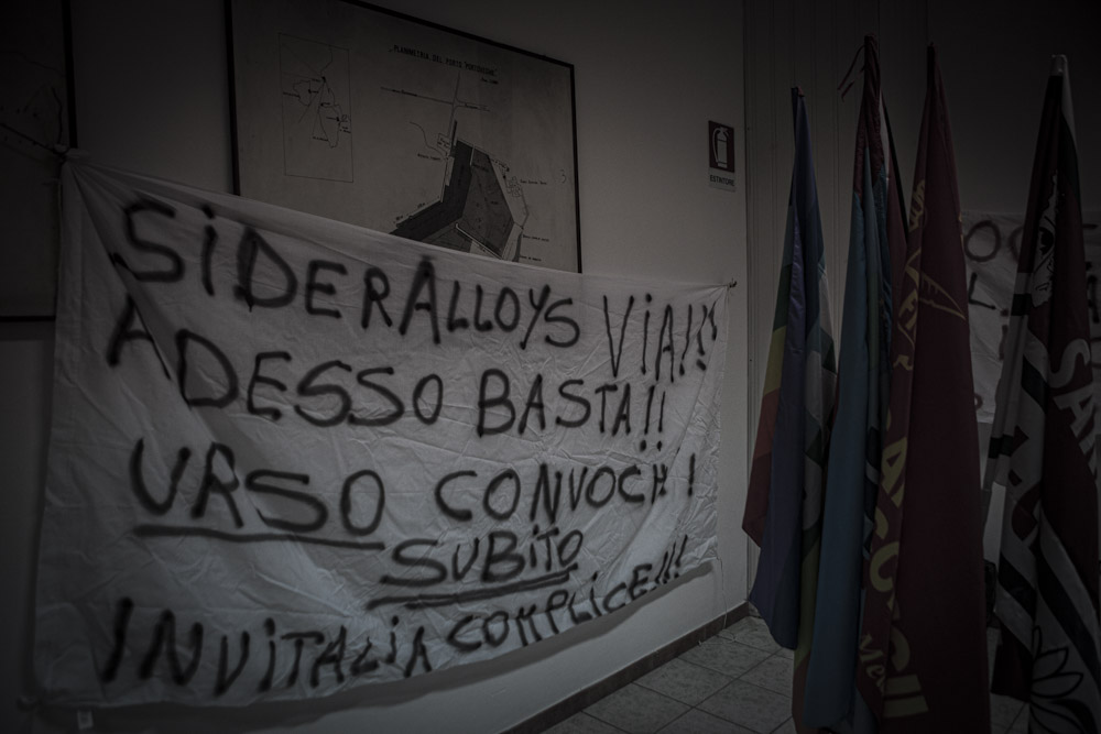 bandiera su un muro