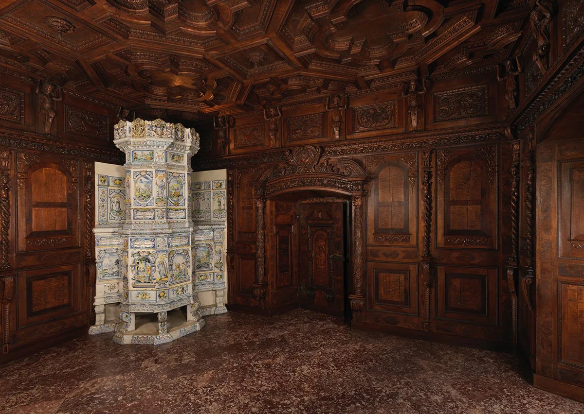 Um quarto decorado com madeira e tapetes