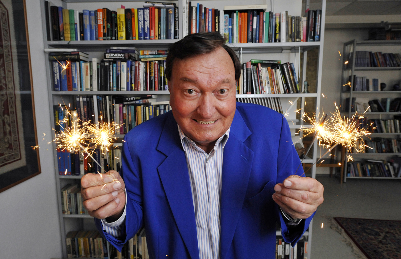 Ein Mann, der sich freut und vier Wunderkerzen in den Händen hält