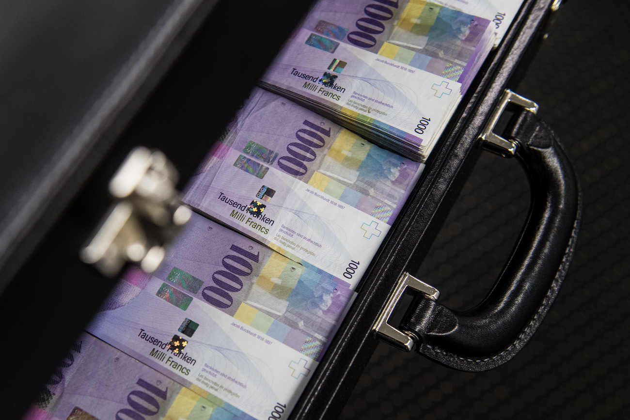 valigetta con banconote da 1'000 franchi