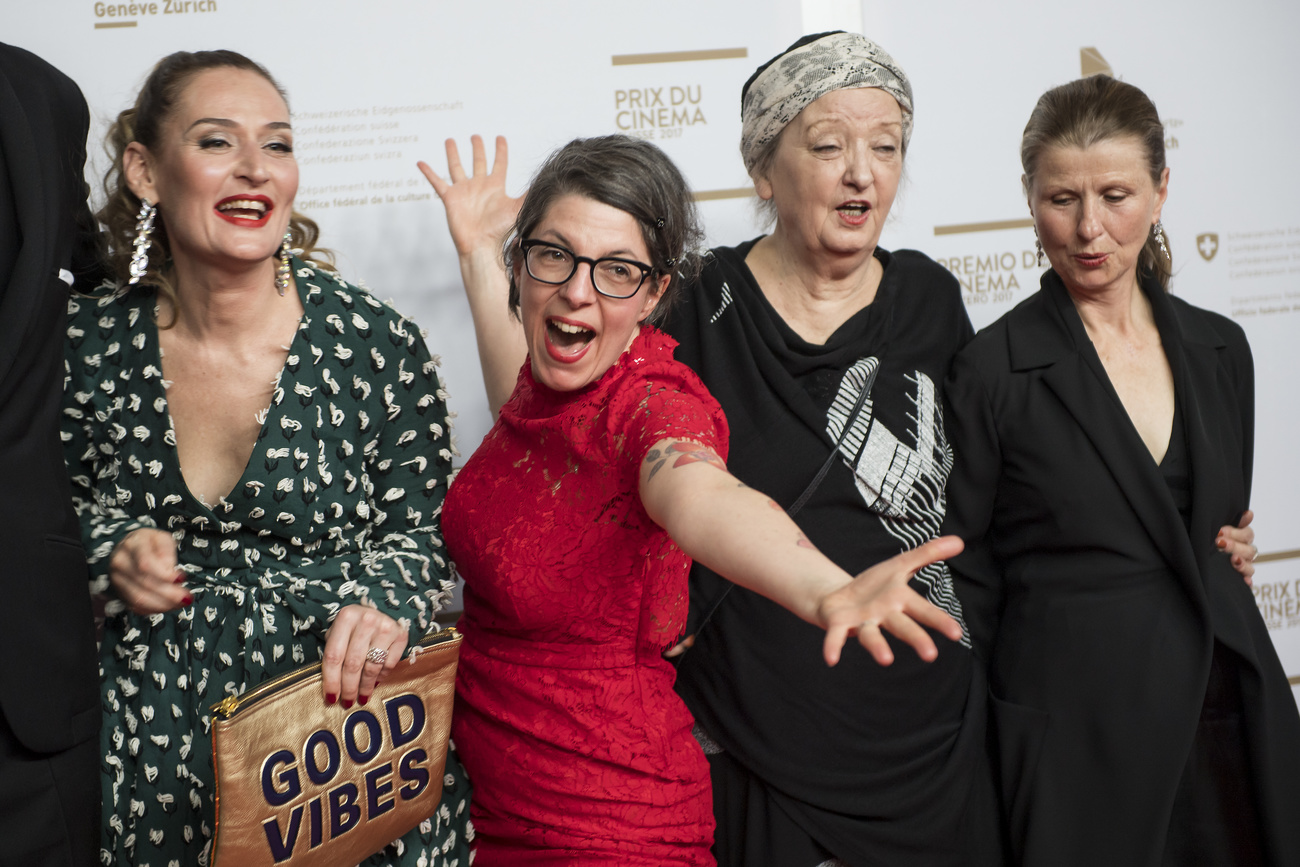 Petra Volpe (seconda da sinistra) sul red carpet degli Swiss Film Awards nel 2017, in occasione della presentazione di "The Divine Order". Prima di diventare regista Volpe si era già affermata con successo come sceneggiatrice, e oggi, tra le altre cose, lavora come autrice e regista negli Stati Uniti per Fox Searchlight e Disney.