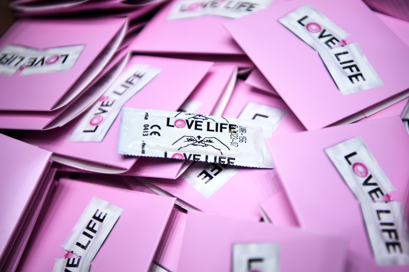confezioni di preservatici con scritta LOVE LIFE
