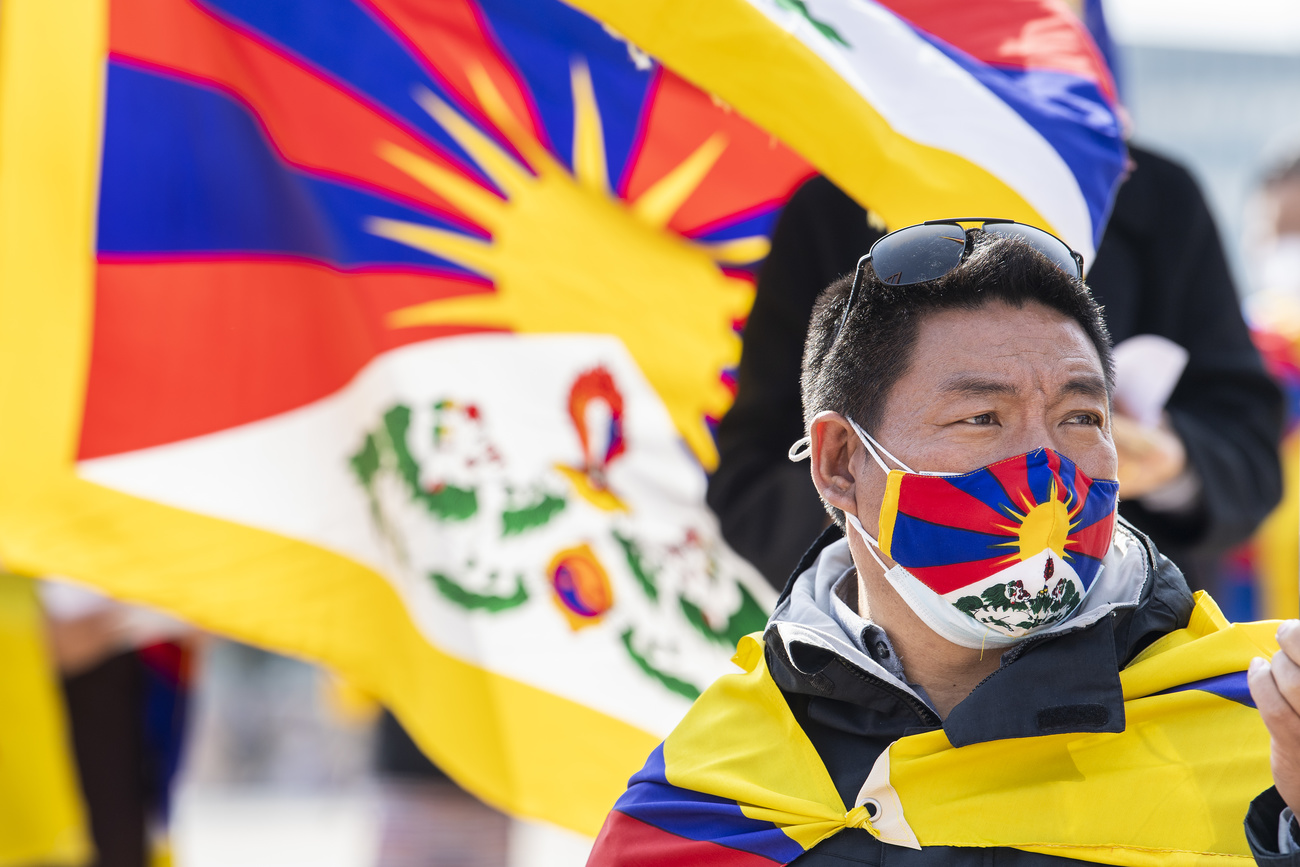 manifestante con bandiera tibetana