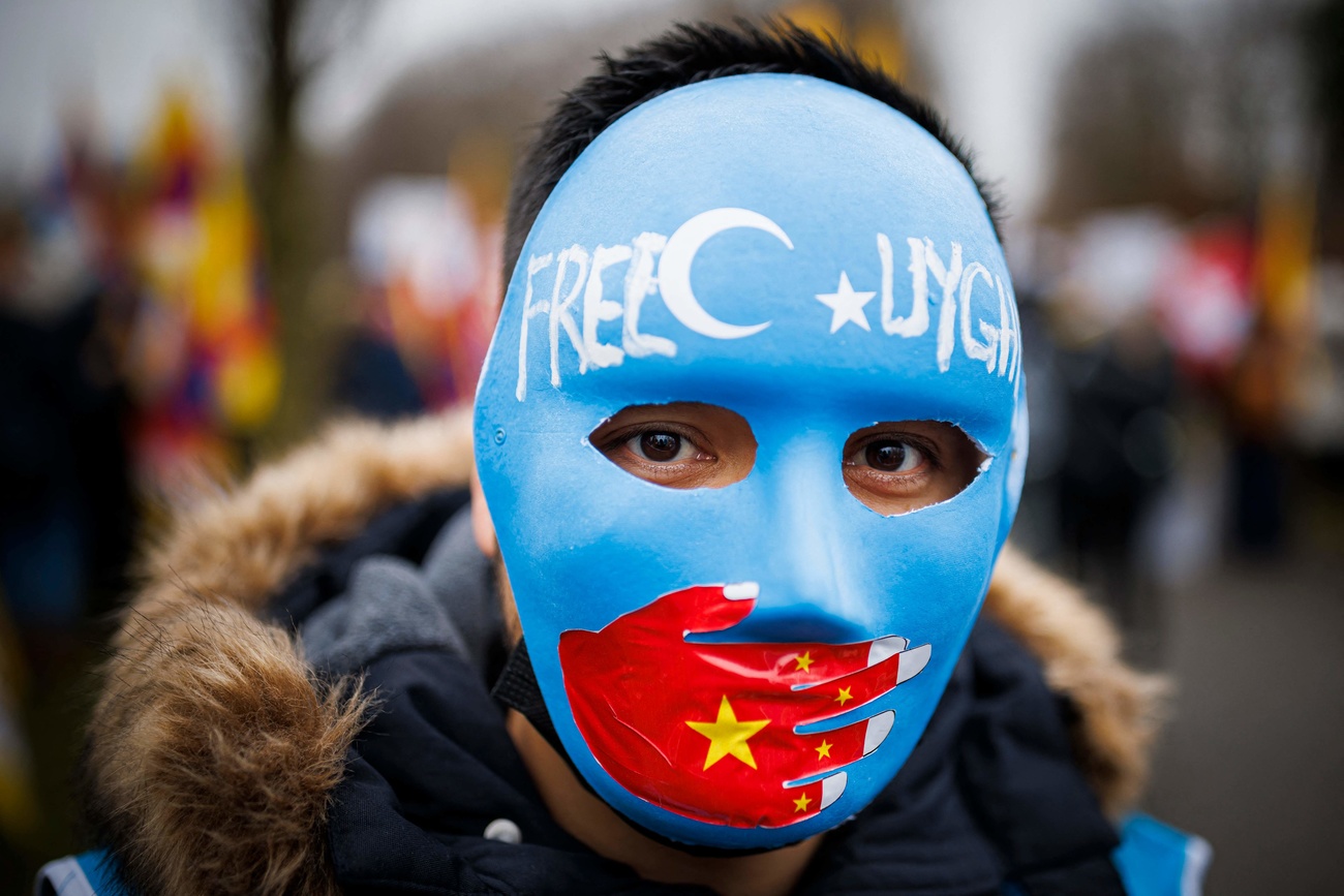 manifestante con una maschera