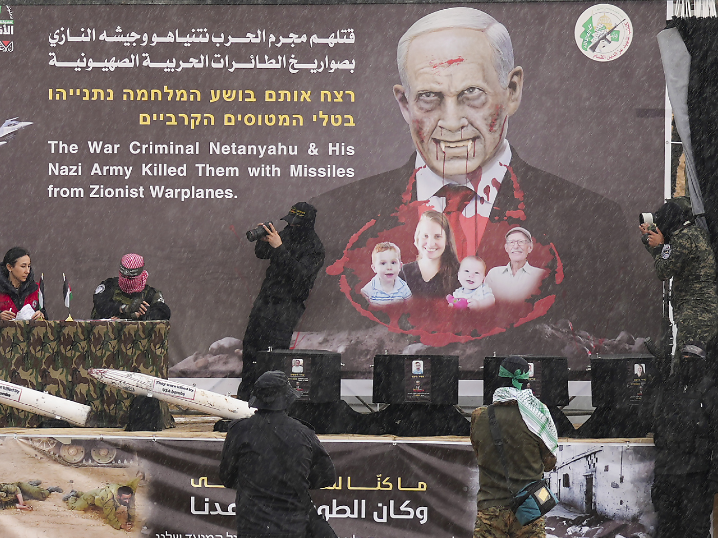 murales di netanyahu con denti da vampiro