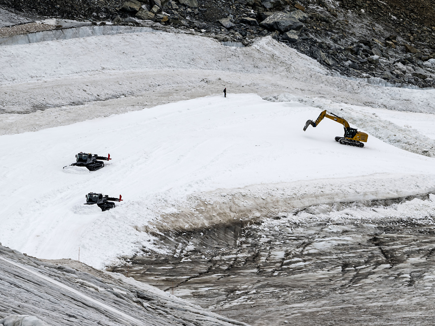 Zermatt/Cervinia: bulldozers on glacier for ski cup, all acquitted