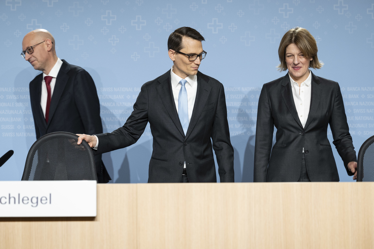 Antoine Martin, Vizepraesident des Direktoriums, Martin Schlegel, Praesident des Direktoriums, und Petra Tschudin, Mitglied des Direktoriums, von links, von der Schweizerischen Nationalbank erscheinen am Jahresendgespraech zur geldpolitischen Lage, am Donnerstag, 12. Dezember 2024, in Bern. (KEYSTONE/Peter Schneider)