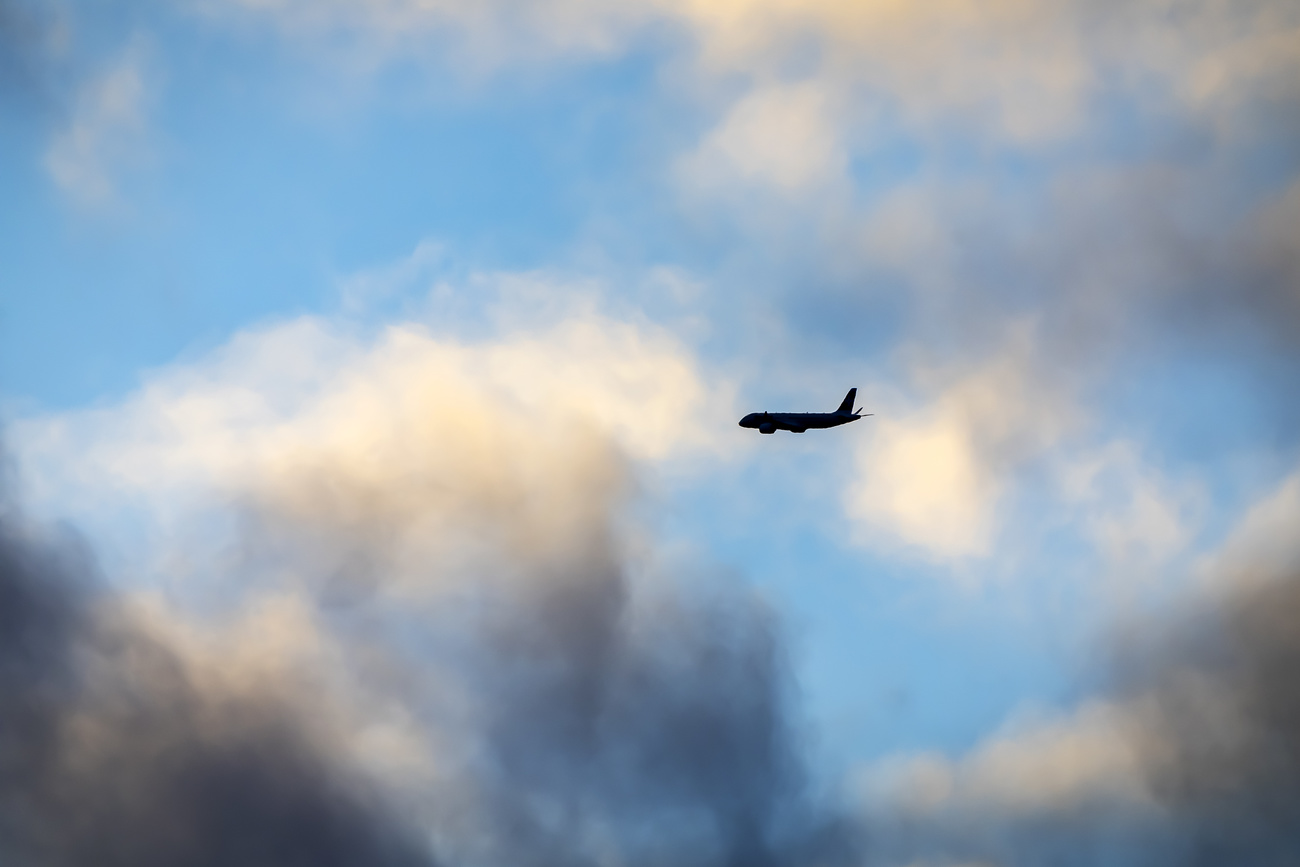 Avión en el cielo