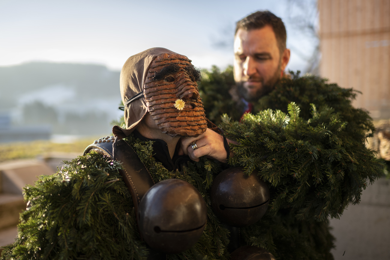 Zwei Männer in Anzügen aus Tannzweigen