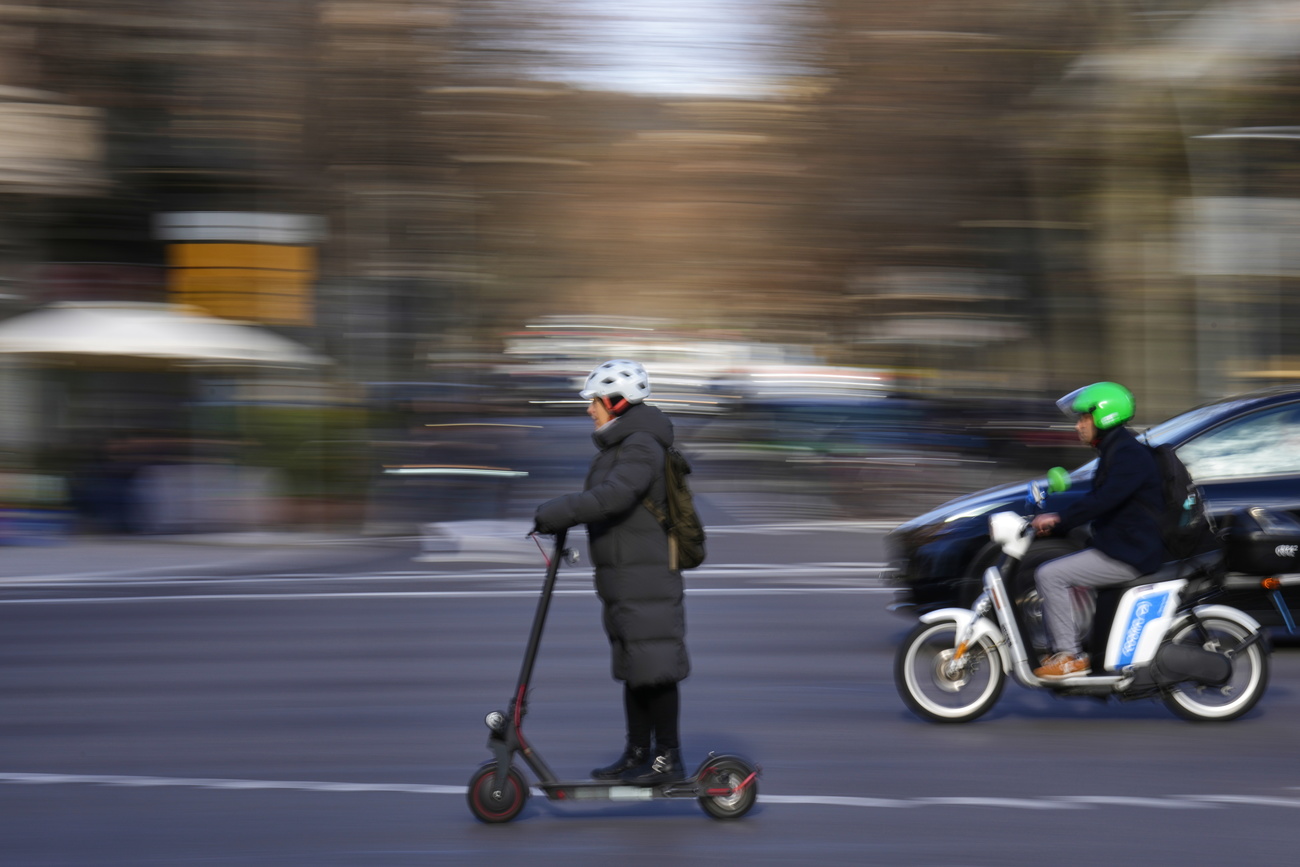 persona i monopattino elettrico con casco