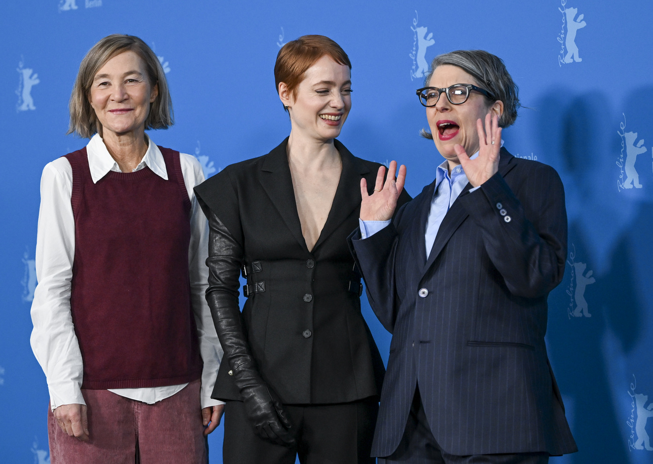 Donne al comando: da destra, la regista Petra Volpe, l'attrice Leonie Benesch e la direttrice alla fotografia Judith Kaufmann in occasione di un photocall alla fiera del cinema di Berlino, dove "Late Shift" ha debuttato nella sezione gala.