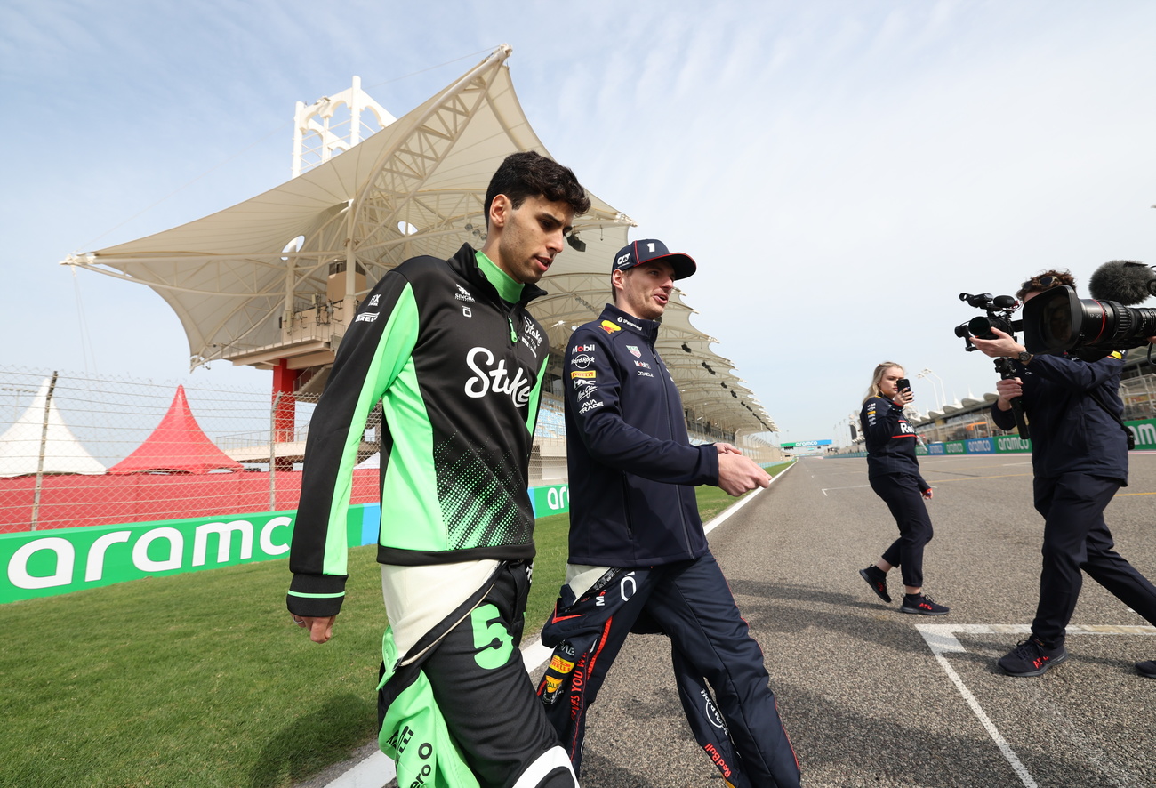 O piloto da Sauber Gabriel Bortoleto (esq.), do Brasil, e o piloto da Red Bull Racing Max Verstappen, da Holanda, após uma sessão de fotos durante os testes de pré-temporada da Fórmula 1 no Circuito Internacional de Bahrein.