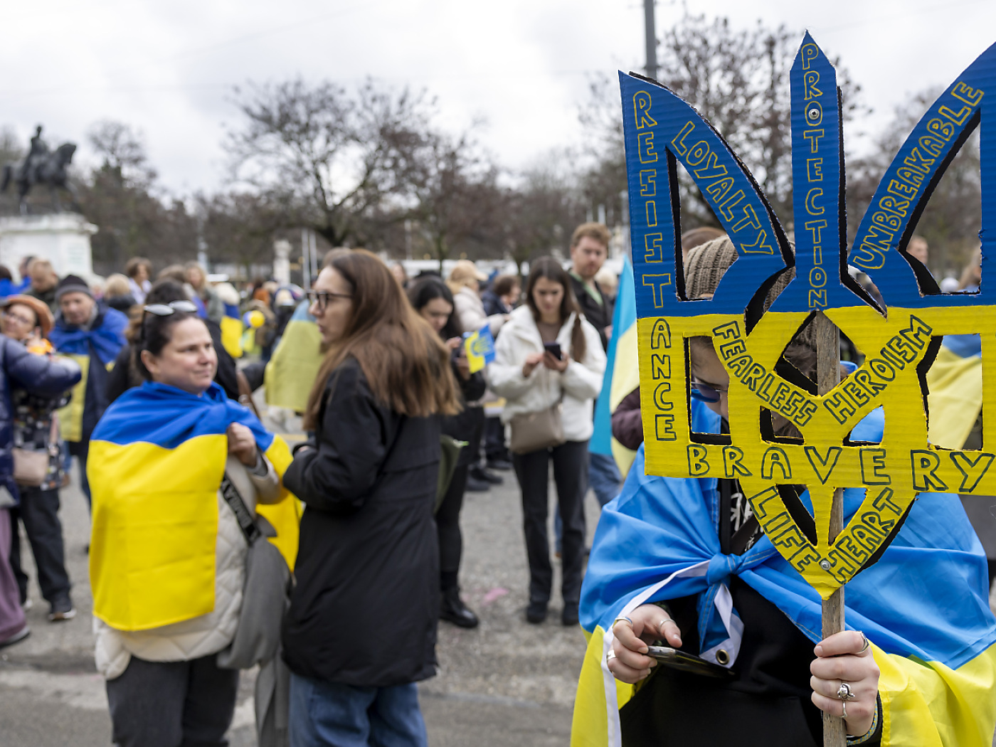 В воскресенье 23 февраля 2023 года более 800 человек вышли на улицы Женевы, чтобы выразить поддержку Украине и потребовать международной солидарности.