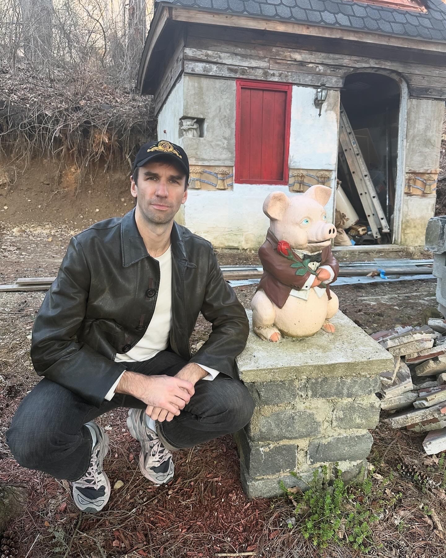 Ein Mann in Lederjacke und ein Plastikschweiz im Frack