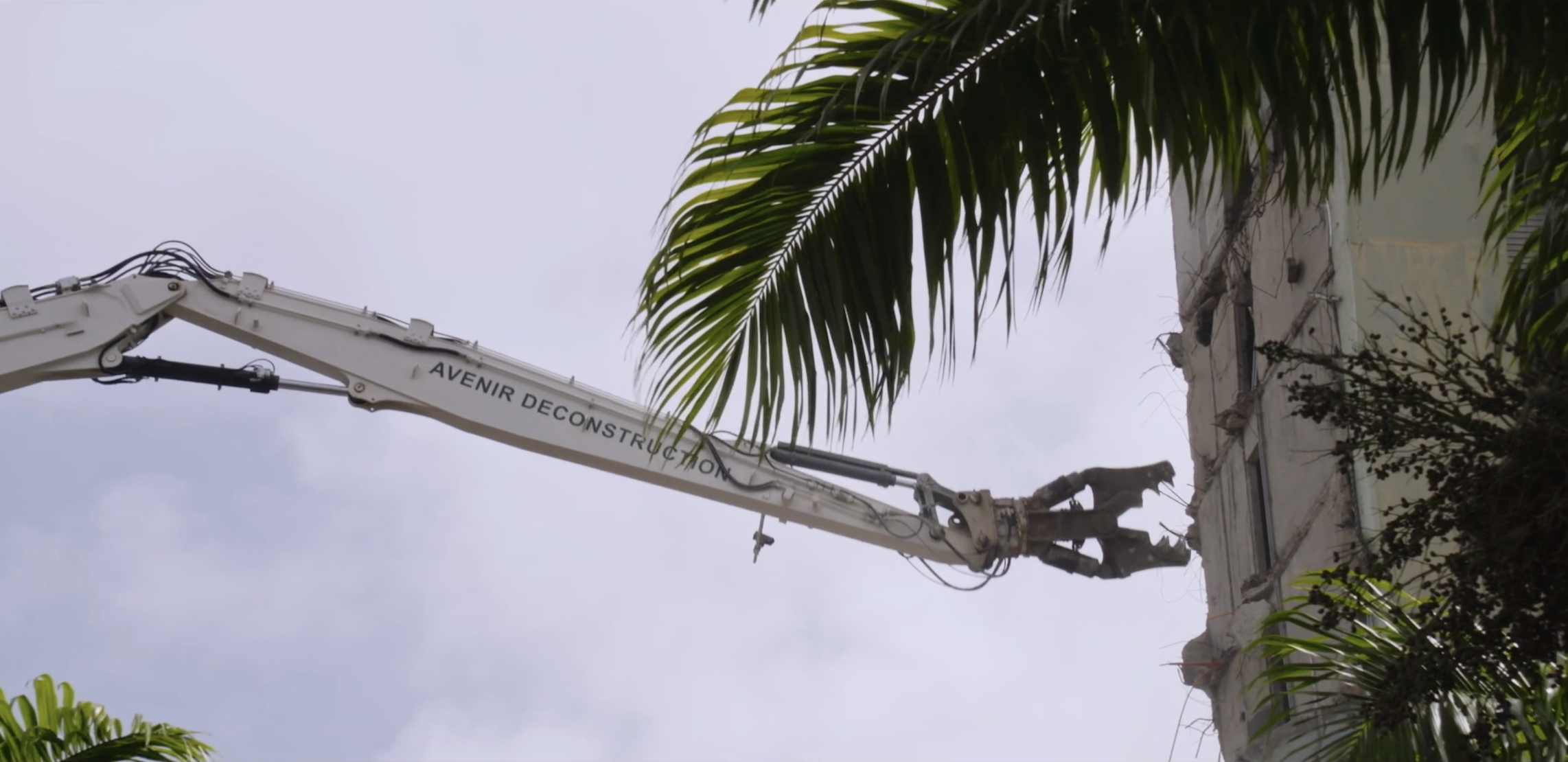 Ein Kran reisst ein Gebäude ein