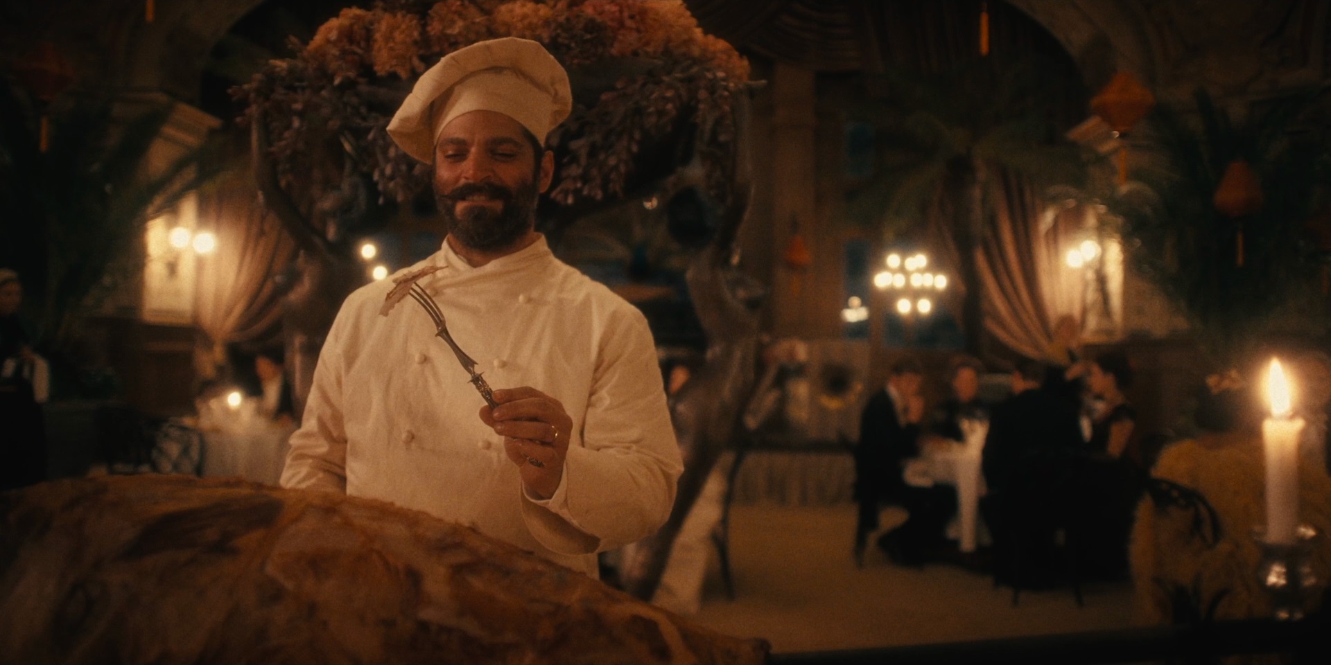 Cozinheiro com garfo na mão