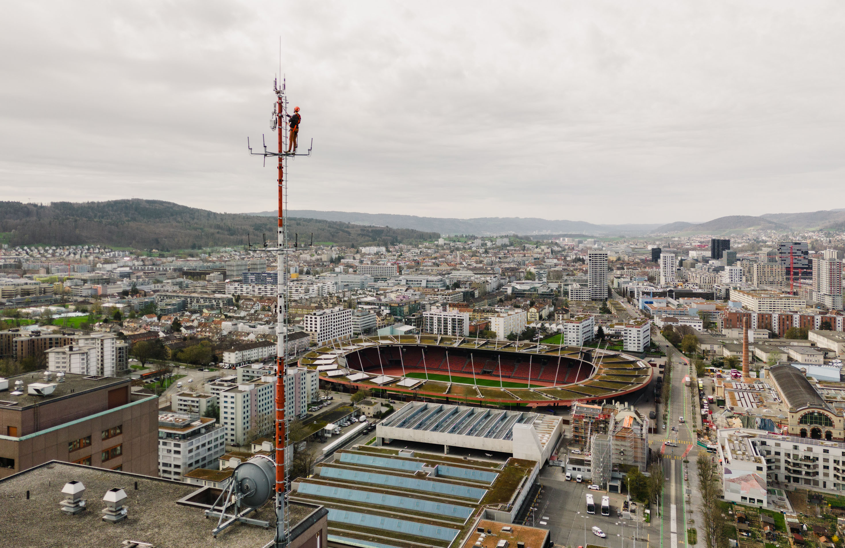 On the roof of a high-rise building in Hardau, intermittent high-precision measurements record the concentration of various greenhouse gases and their complex flows over the city, as part of the multi-modal approach of the ICOS Cities project.