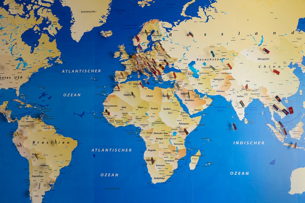 世界地圖上的標誌,是他和妻子遊歷過的地方。