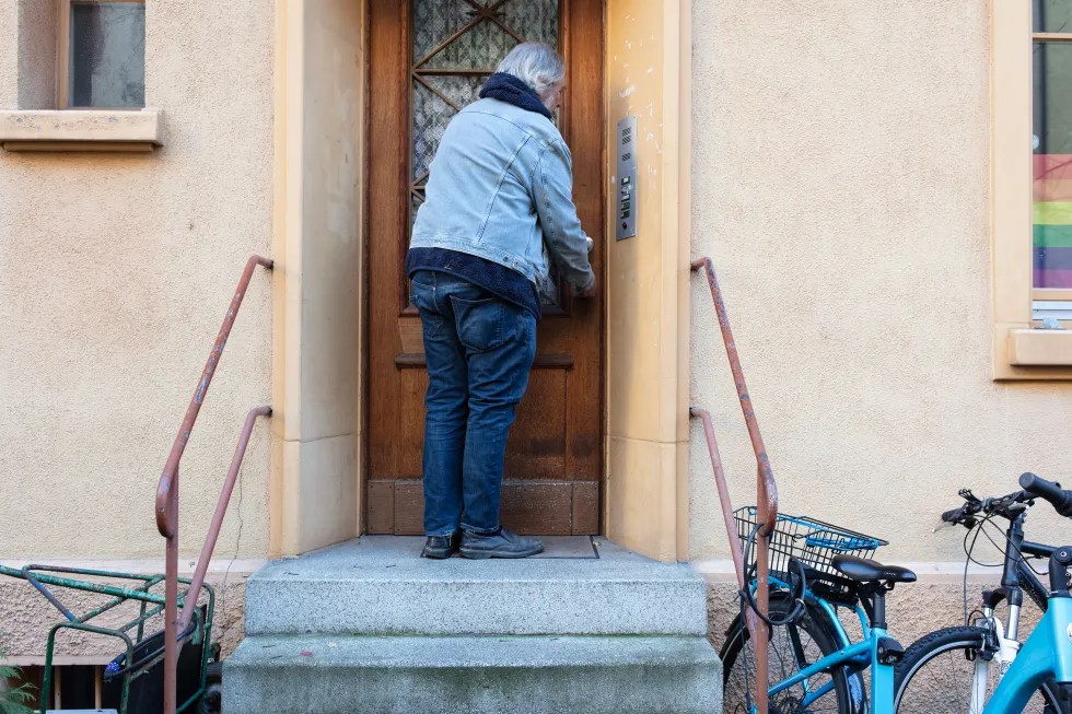 迪特爾現在住在巴塞爾的克利貝克(Klybeck)小區的一樁老居民樓裡。