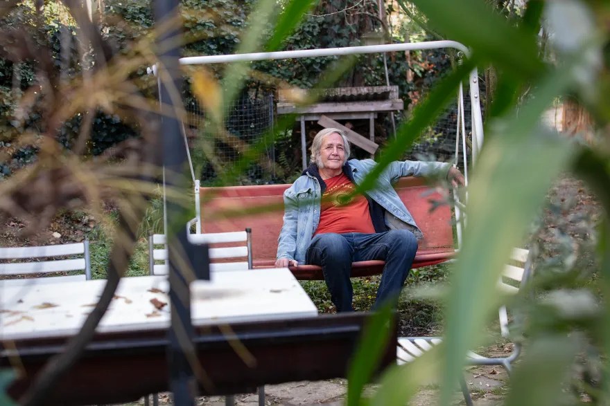 迪特爾坐在自己居民大樓後院的搖椅上。