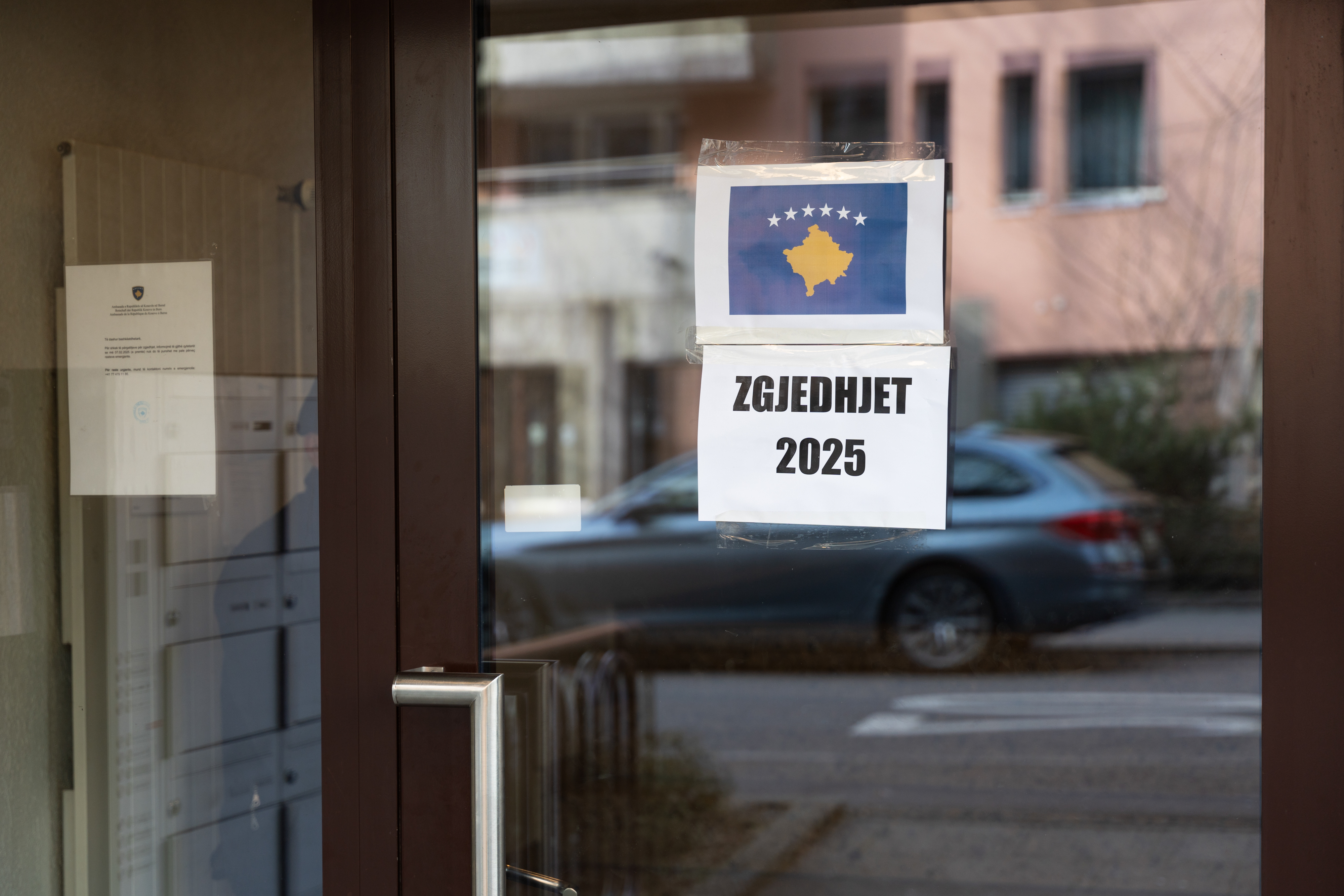 Blatt Papier mit kosovarischen Wappen
