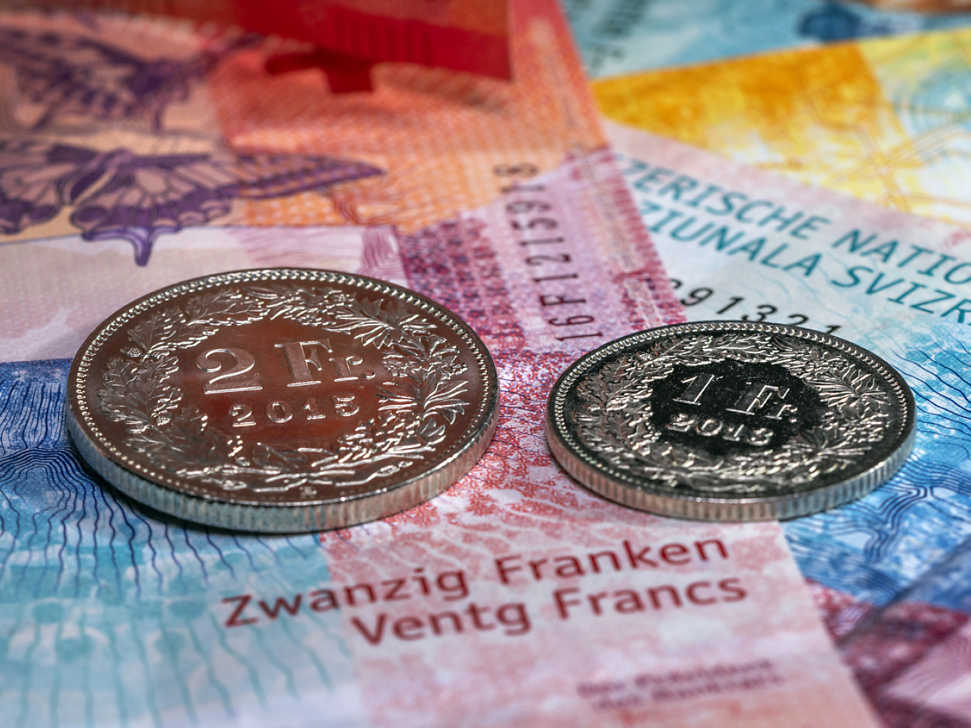 banconote e monete di franchi svizzeri