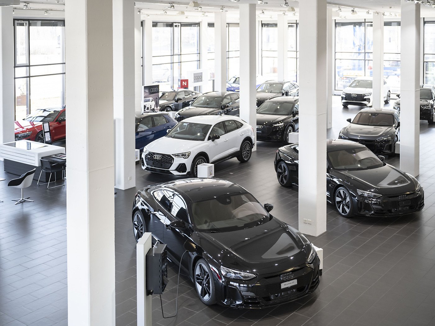 interno di un concessionario di automobili