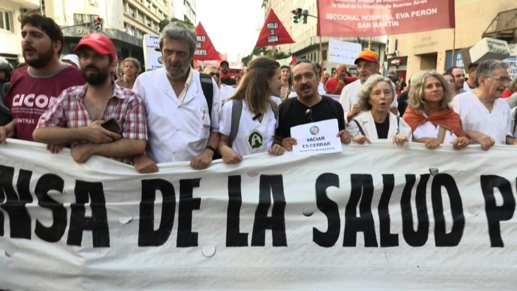 Trabajadores sanitarios de Argentina protestan contra los recortes de Milei a la salud pública - SWI swissinfo.ch