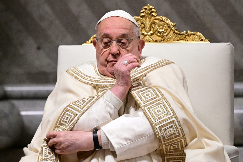 Papa Francisco, hospitalizado com pneumonia, apresenta 'leve melhora' - SWI swissinfo.ch