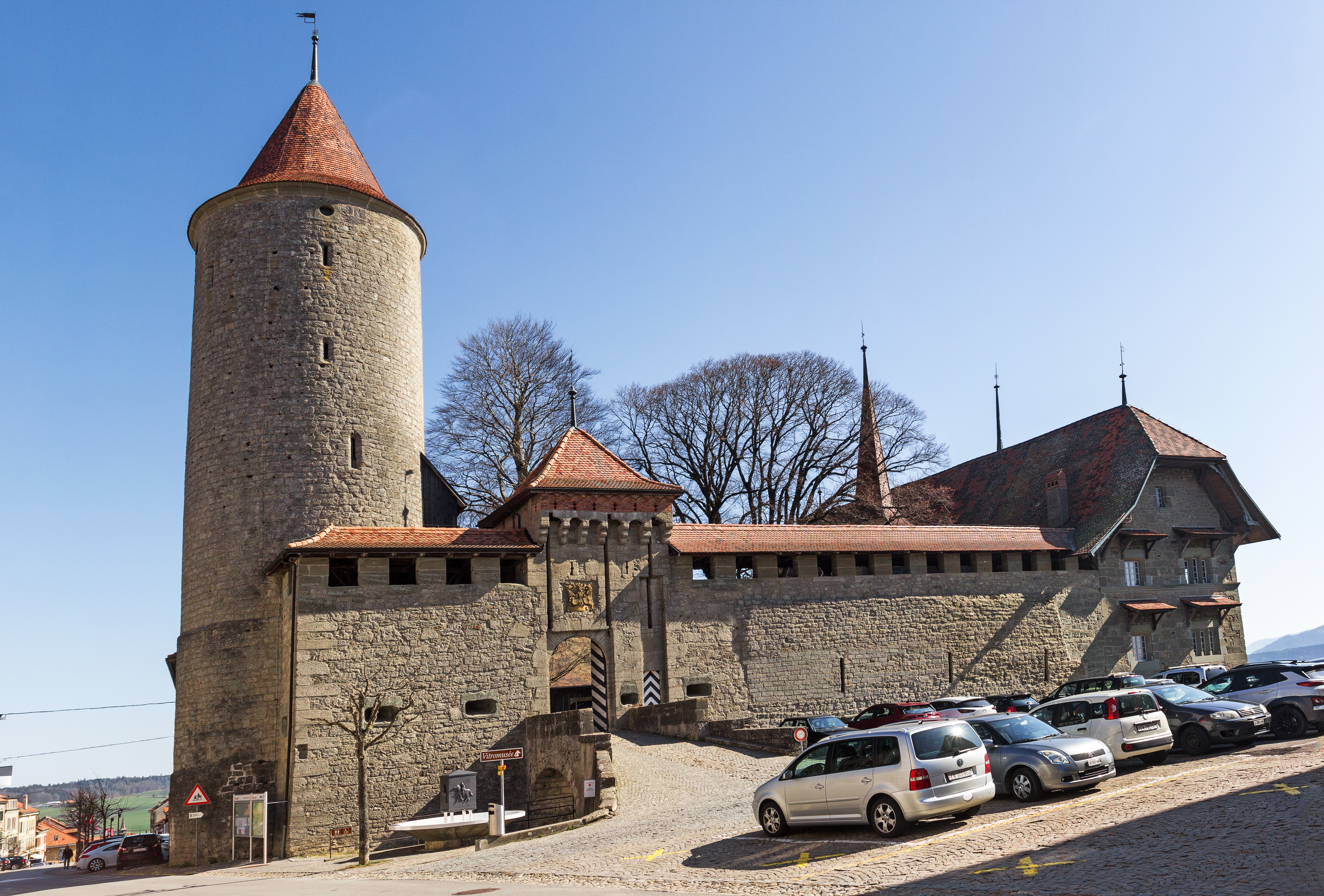 弗里堡州罗蒙城堡(Romont Castle)城门。城堡始建于公元1240年左右。