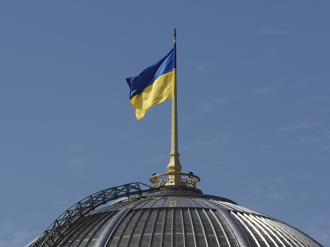 bandiera ucraina sventola al vento