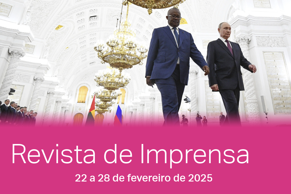 Enquanto a oposição conclama o país a uma paralisação geral, o presidente Umaro Sissoco Embalo (esq.) encontrava-se com o presidente russo Vladimir Putin em Moscou.