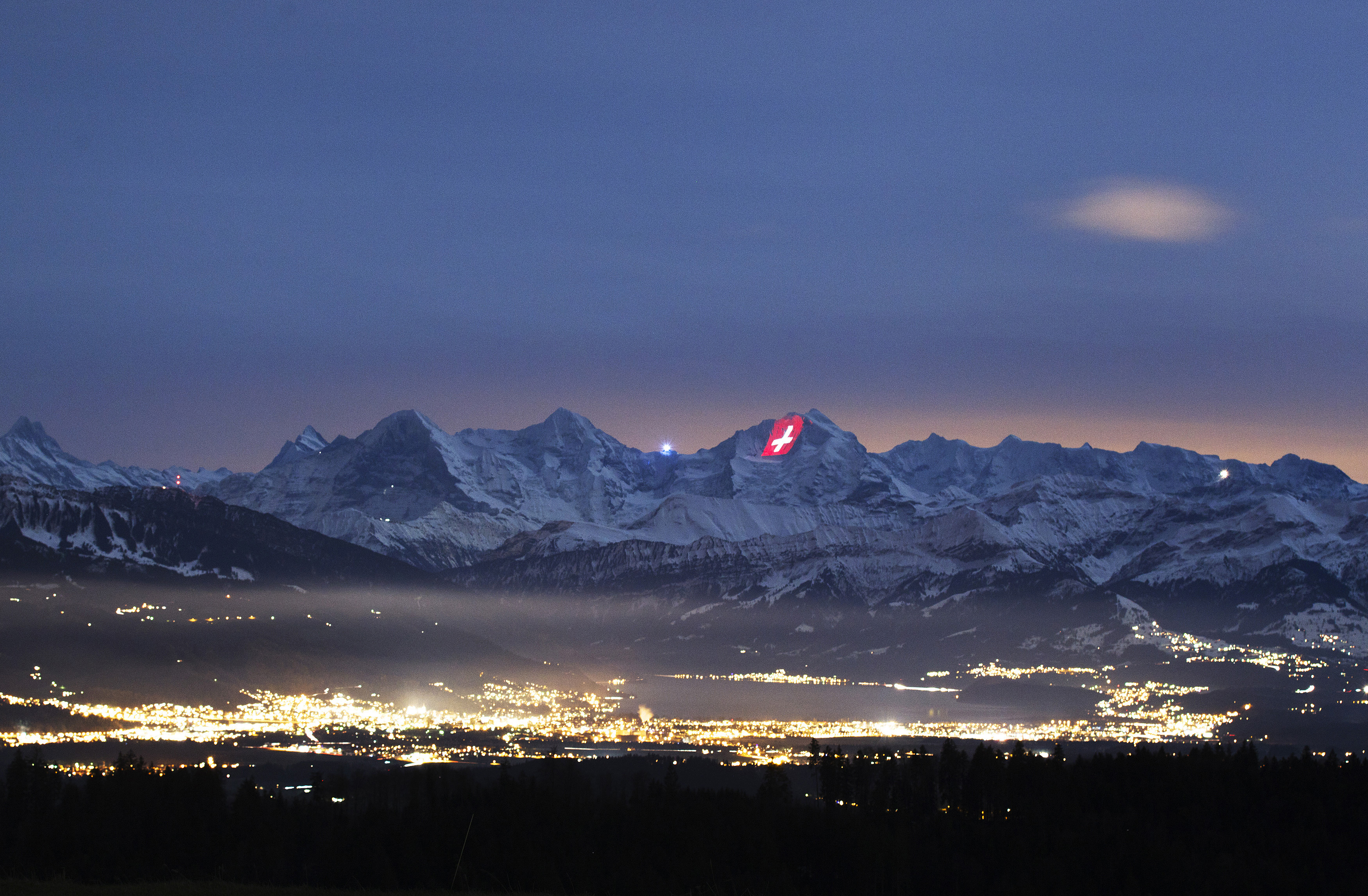 Vista de montanha com bandeira suíça