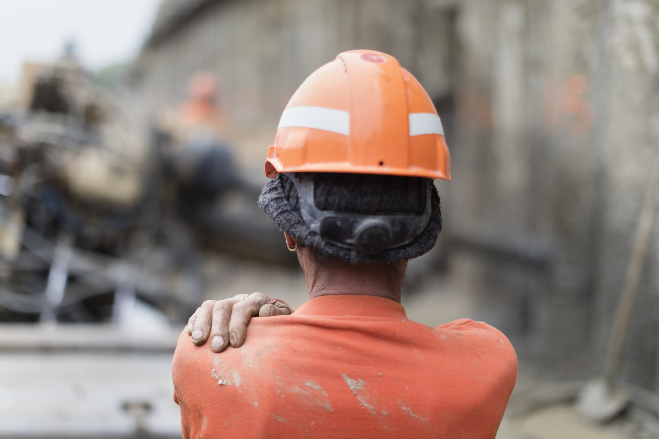 operaio di spalle in cantiere