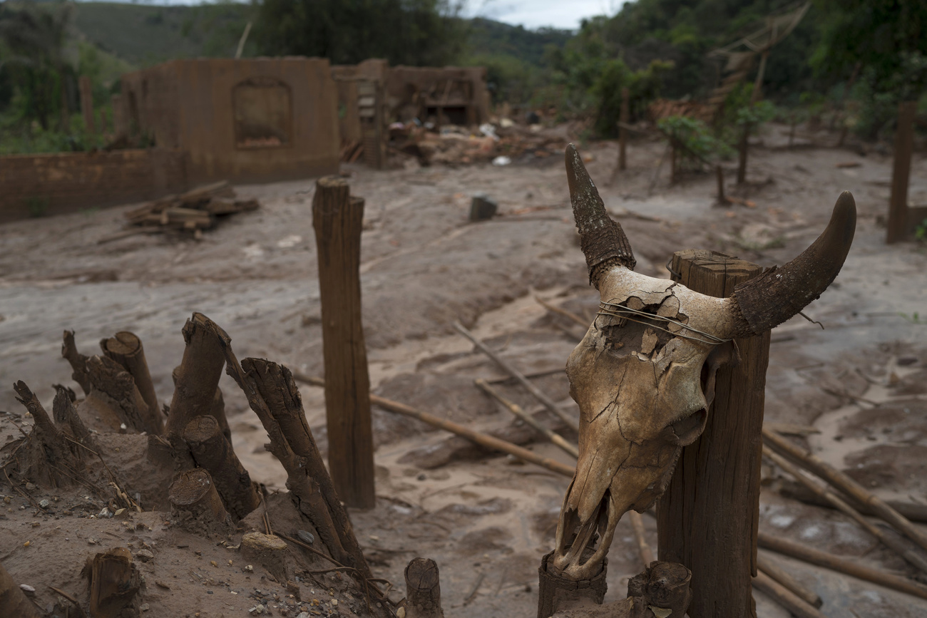 Vilarejo destruído pelo rompimento, de uma barragem que retinha uma lagoa gigante de resíduos de mineração. A maioria dos moradores ainda está esperando que a empresa responsável pela tragédia, a Samarco, pague por seus bens perdidos e construa novas cidades para eles.