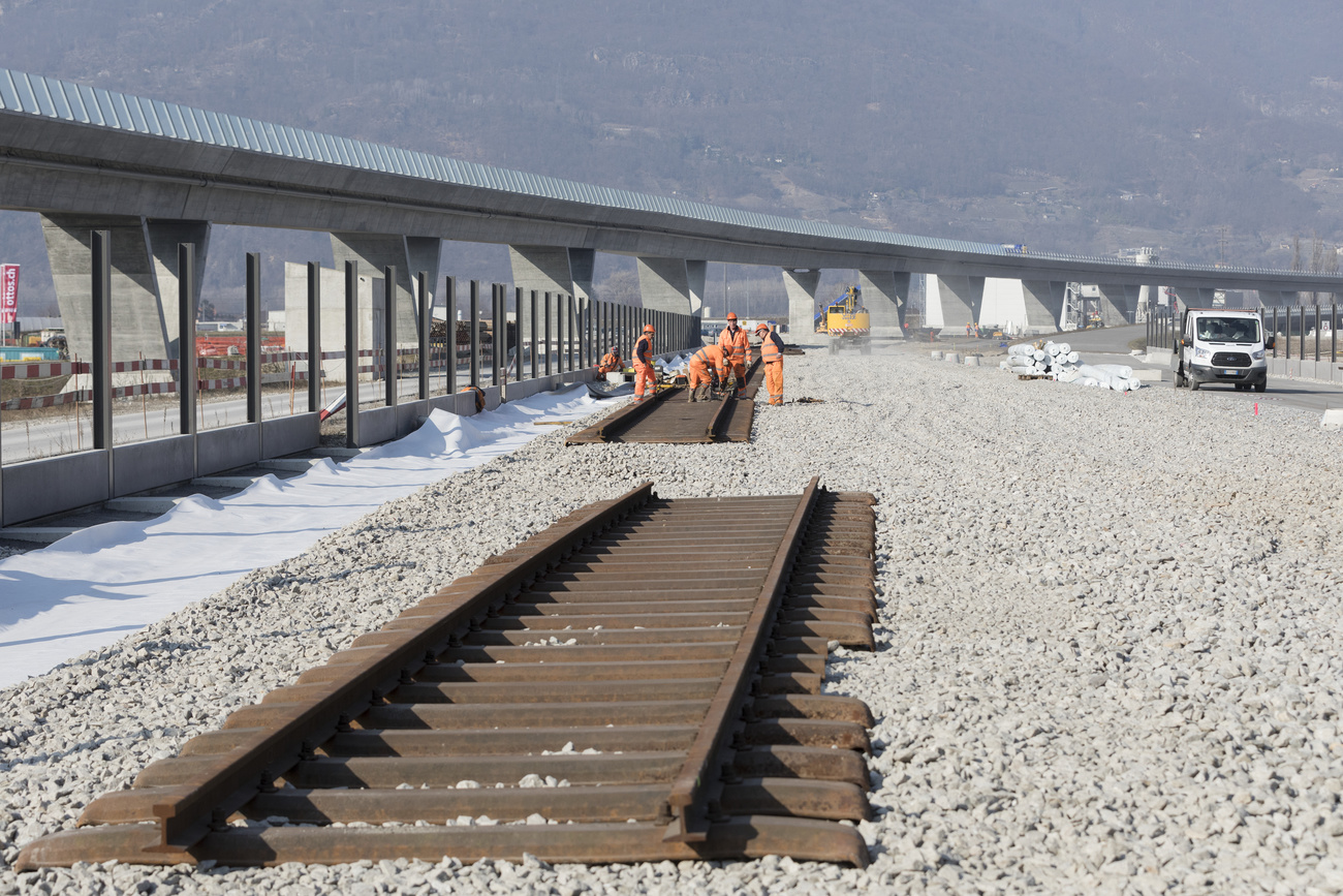 Il lavori per la costruzione di AlpTransit all'altezza di Camorino nel 2017.
